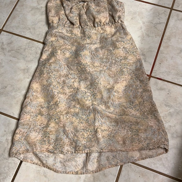 H&M medium dress. Ties a bow in back. - Picture 2 of 9